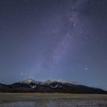 ★雪をまとった八ヶ岳に沈む夏の大三角
