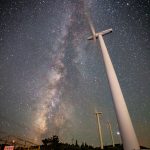大川原高原にそびえ立つ風車と天の川